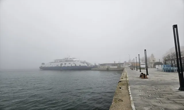 Çanakkale Boğazı sisin etkisini yitirmesiyle gemi geçişlerine açıldı Çanakkale Boğazı sisin etkisini yitirmesiyle gemi geçişlerine açıldı