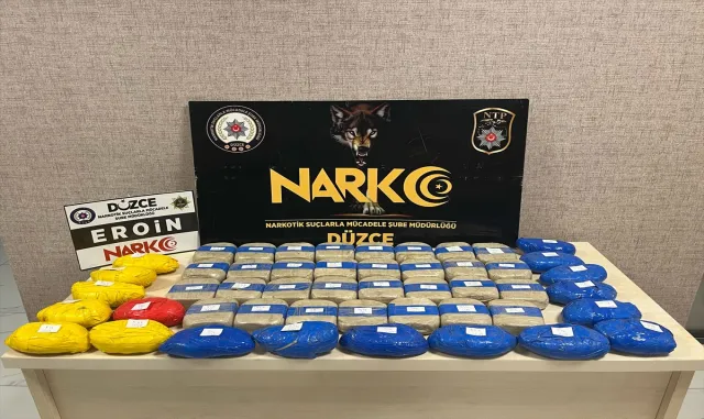 Düzce’de minibüsün havalandırma bölümüne gizlenmiş 25 kilogram eroin yakalandı Düzce’de minibüsün havalandırma bölümüne gizlenmiş 25 kilogram eroin yakalandı