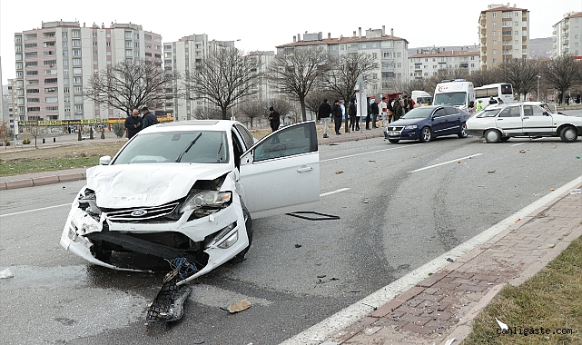 Erkilet Bulvarı’ndaki kazada 3 kişi yaralandı