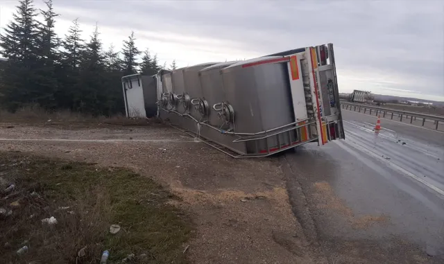 Eskişehir’de süt tankeriyle otomobilin çarpışması sonucu 3 kişi yaralandı Eskişehir’de süt tankeriyle otomobilin çarpışması sonucu 3 kişi yaralandı