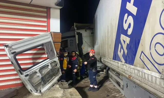 GÜNCELLEME - İzmir’de tırın minibüse çarpması sonucu 3 kişi hayatını kaybetti, 11 kişi yaralandı GÜNCELLEME - İzmir’de tırın minibüse çarpması sonucu 3 kişi hayatını kaybetti, 11 kişi yaralandı