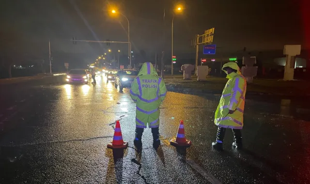 GÜNCELLEME - Şanlıurfa-Viranşehir kara yolunda ulaşım taşkın nedeniyle kontrollü sağlanıyor GÜNCELLEME - Şanlıurfa-Viranşehir kara yolunda ulaşım taşkın nedeniyle kontrollü sağlanıyor