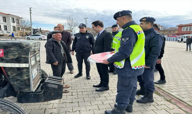 Kızılırmak’ta traktör sürücülerine "güvenli traktör kullanımı" eğitimi verildi Kızılırmak’ta traktör sürücülerine "güvenli traktör kullanımı" eğitimi verildi