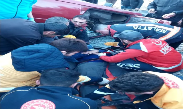 Malatya’da devrilen otomobildeki 4 kişi yaralandı Malatya’da devrilen otomobildeki 4 kişi yaralandı