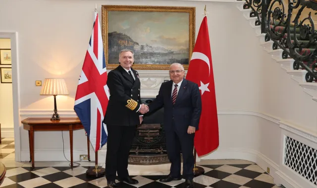 Milli Savunma Bakanı Güler, İngiltere Genelkurmay Başkanı Radakin ile görüştü Milli Savunma Bakanı Güler, İngiltere Genelkurmay Başkanı Radakin ile görüştü
