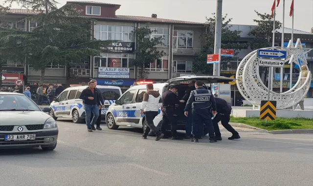 Sakarya’da Atatürk heykeline balyozla zarar veren zanlı tutuklandı Sakarya’da Atatürk heykeline balyozla zarar veren zanlı tutuklandı