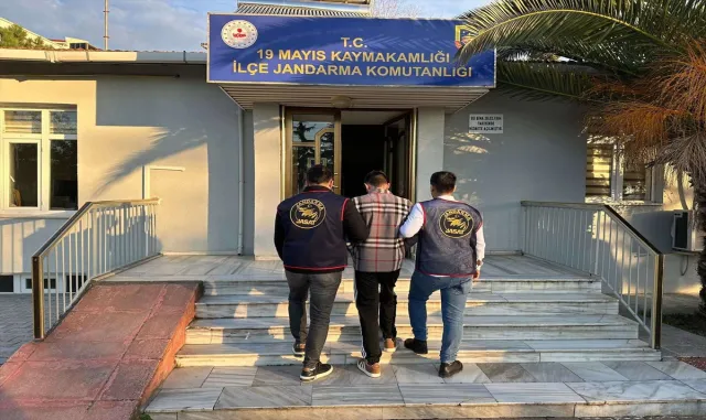 Samsun’da hakkında 10 yıl kesinleşmiş hapis cezası bulunan firari yakalandı Samsun’da hakkında 10 yıl kesinleşmiş hapis cezası bulunan firari yakalandı