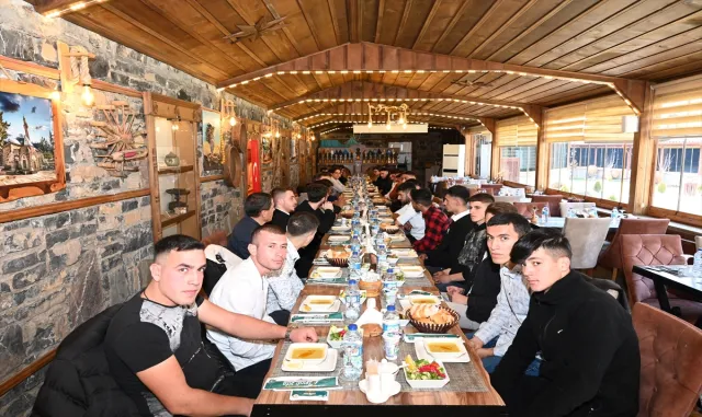 Seydişehir Kaymakamı Bakkal, asker adaylarıyla buluştu Seydişehir Kaymakamı Bakkal, asker adaylarıyla buluştu