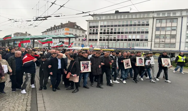 Almanya’da kundaklama sonucu çıkan yangında ölenler için yürüyüş ve anma töreni düzenlendi Almanya’da kundaklama sonucu çıkan yangında ölenler için yürüyüş ve anma töreni düzenlendi
