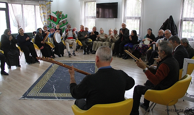 Bu koro başka koro! Ulu Çınarlar Korosu... Bu koro başka koro! Ulu Çınarlar Korosu...