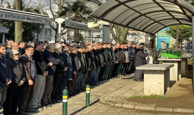 Bursa’da deprem korkusuyla ikinci kattan atlayan kişinin cenazesi defnedildi Bursa’da deprem korkusuyla ikinci kattan atlayan kişinin cenazesi defnedildi