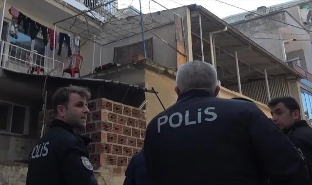Bursa’da kardeşini bıçakla rehin alan zanlı tutuklandı Bursa’da kardeşini bıçakla rehin alan zanlı tutuklandı