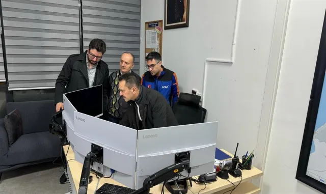 Çanakkale Valisi Aktaş deprem sonrası AFAD ve 112 ekipleriyle bir araya geldi Çanakkale Valisi Aktaş deprem sonrası AFAD ve 112 ekipleriyle bir araya geldi