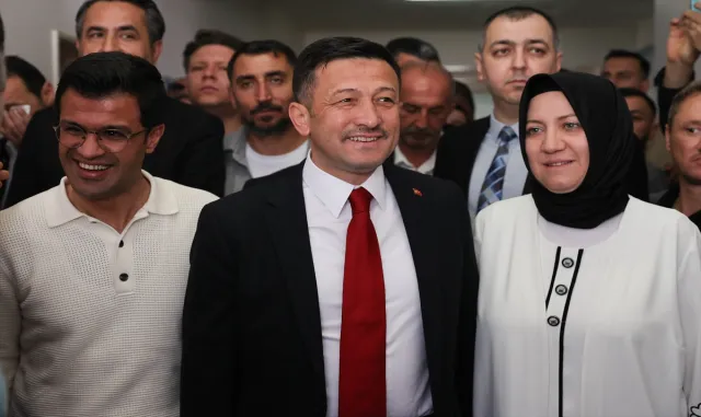 Cumhur İttifakı İzmir Büyükşehir Belediye Başkan adayı Hamza Dağ, oyunu kullandı Cumhur İttifakı İzmir Büyükşehir Belediye Başkan adayı Hamza Dağ, oyunu kullandı