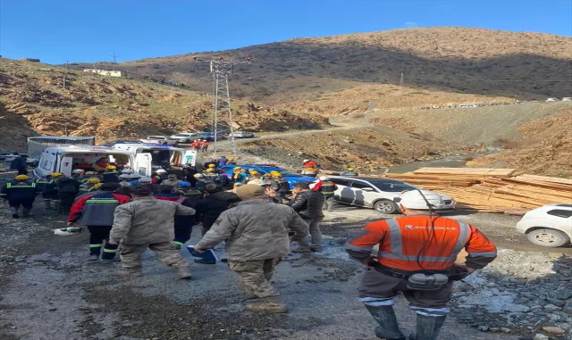 Elazığ Palu’da maden ocağında meydana gelen göçükte 2 işçi yaralandı Elazığ Palu’da maden ocağında meydana gelen göçükte 2 işçi yaralandı