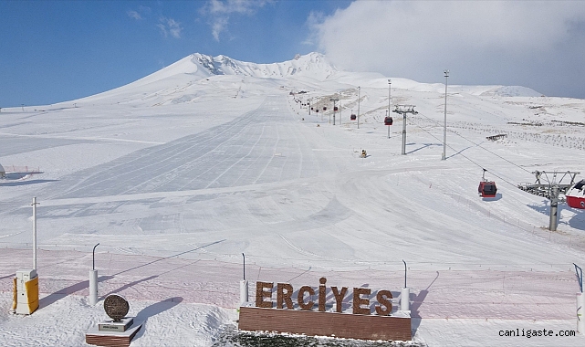 Erciyes Dağı’na kar yağdı, hava sıcaklığı 5 derece düştü Erciyes Dağı’na kar yağdı, hava sıcaklığı 5 derece düştü