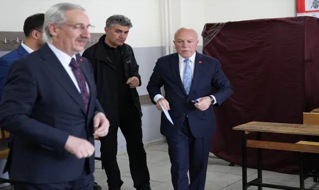 Erzurum Büyükşehir Belediye Başkanı Sekmen, oyunu kullandı Erzurum Büyükşehir Belediye Başkanı Sekmen, oyunu kullandı
