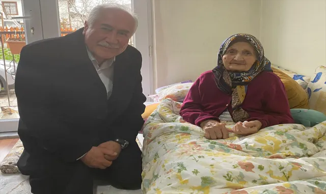 Güdül Belediye Başkanı Yalçın’dan yaşlılara ziyaret Güdül Belediye Başkanı Yalçın’dan yaşlılara ziyaret