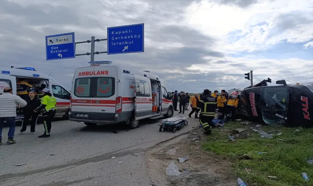 GÜNCELLEME - Tekirdağ’da minibüsle tırın çarpışması sonucu 5 kişi öldü, 10 kişi yaralandı GÜNCELLEME - Tekirdağ’da minibüsle tırın çarpışması sonucu 5 kişi öldü, 10 kişi yaralandı