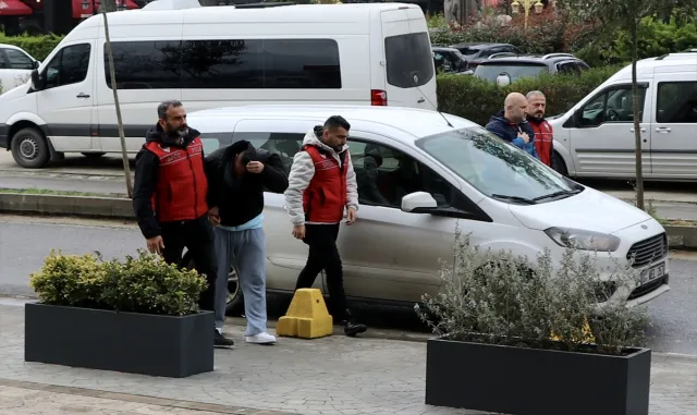 GÜNCELLEME - Trabzonspor-Fenerbahçe maçı sonrası yaşanan olaylara ilişkin 12 kişi adliyeye sevk edildi GÜNCELLEME - Trabzonspor-Fenerbahçe maçı sonrası yaşanan olaylara ilişkin 12 kişi adliyeye sevk edildi