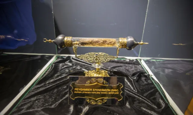 Hz. Muhammed’in kutsal emanetleri Sakarya’da ziyarete açıldı Hz. Muhammed’in kutsal emanetleri Sakarya’da ziyarete açıldı