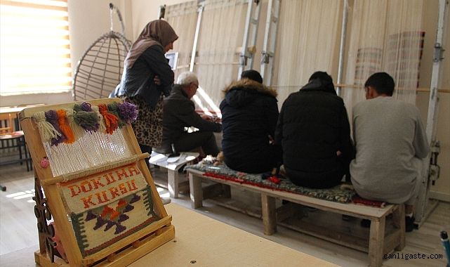 Kayseri’de erkek hükümlüler kilim dokumayı öğreniyor Kayseri’de erkek hükümlüler kilim dokumayı öğreniyor