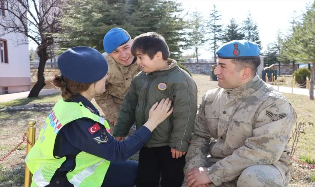 Kırşehir’de jandarmadan "Özel Misafirlerimizi Ağırlıyoruz" projesi Kırşehir’de jandarmadan "Özel Misafirlerimizi Ağırlıyoruz" projesi