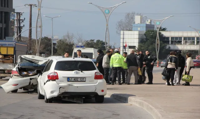 Kocaeli’de 7 aracın karıştığı zincirleme trafik kazasında 5 kişi yaralandı Kocaeli’de 7 aracın karıştığı zincirleme trafik kazasında 5 kişi yaralandı
