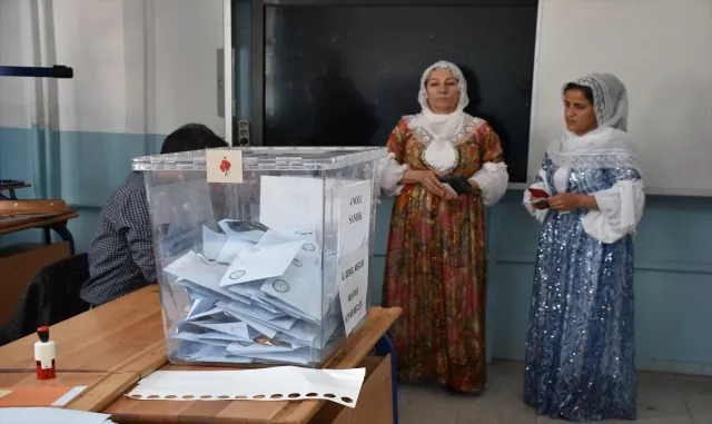 Mardin ve Şırnak’ta vatandaşlar yöresel kıyafetlerle oy kullandı Mardin ve Şırnak’ta vatandaşlar yöresel kıyafetlerle oy kullandı