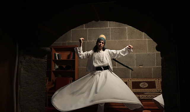 Mevlana’nın hocası Seyyid Burhaneddin’in ders verdiği hücrede tasavvufla buluşuyorlar Mevlana’nın hocası Seyyid Burhaneddin’in ders verdiği hücrede tasavvufla buluşuyorlar