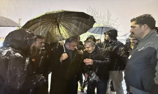Van’da sağanak ve kar hayatı olumsuz etkiledi Van’da sağanak ve kar hayatı olumsuz etkiledi