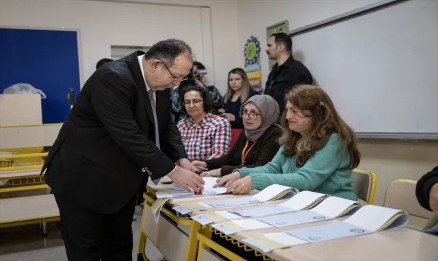 YSK Başkanı Yener, oyunu kullandı: YSK Başkanı Yener, oyunu kullandı: