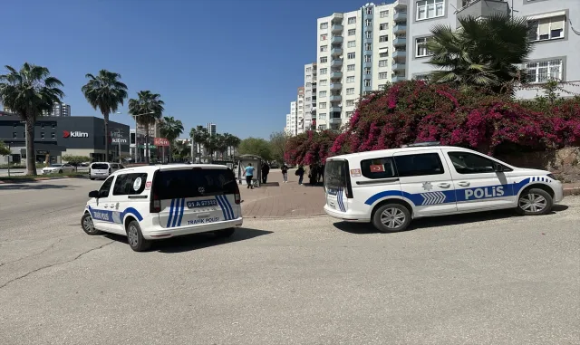 Adana’da otomobilin durağa çarpması sonucu 7 kişi yaralandı Adana’da otomobilin durağa çarpması sonucu 7 kişi yaralandı