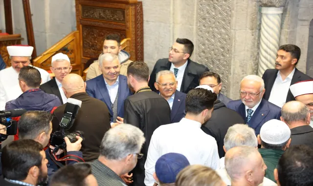 AK Parti Genel Başkanvekili Elitaş, bayramı namazını Kayseri’de kıldı AK Parti Genel Başkanvekili Elitaş, bayramı namazını Kayseri’de kıldı