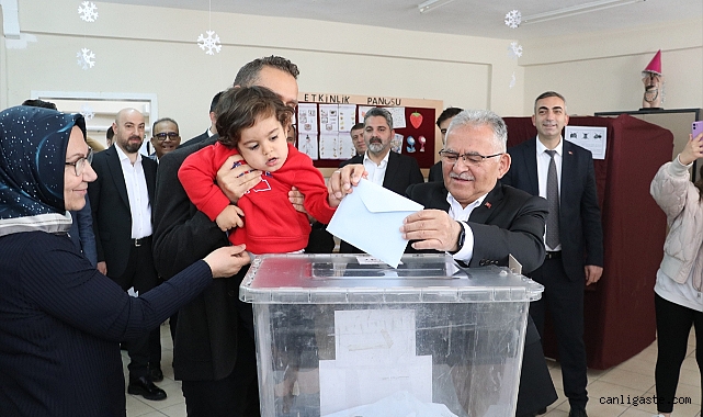 Akar ile Büyükkılıç oy kullandı Akar ile Büyükkılıç oy kullandı