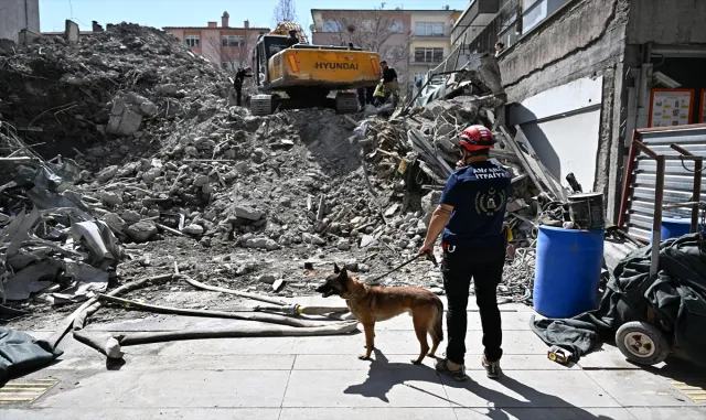Ankara’da moloz kaldırma çalışmaları sırasında istinat duvarı çöktü Ankara’da moloz kaldırma çalışmaları sırasında istinat duvarı çöktü