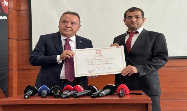 Antalya Büyükşehir Belediye Başkanı Muhittin Böcek mazbatasını aldı: Antalya Büyükşehir Belediye Başkanı Muhittin Böcek mazbatasını aldı:
