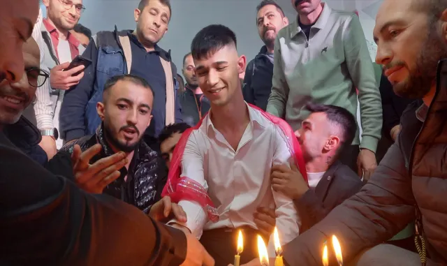 Beypazarı’nda gençler ellerine kına yakılarak askere uğurlandı Beypazarı’nda gençler ellerine kına yakılarak askere uğurlandı