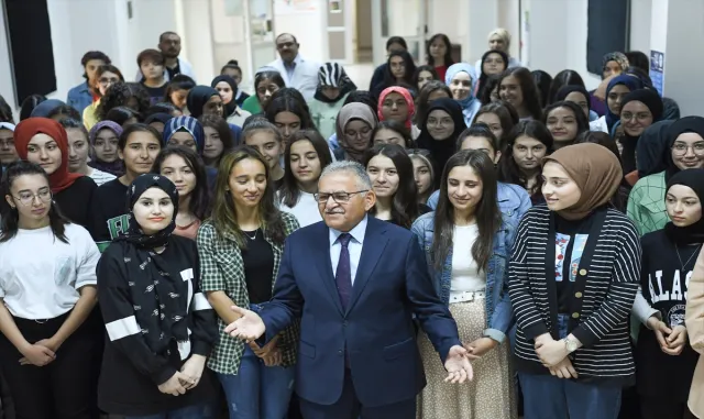 Büyükşehir Belediyesi, ihtiyaç sahibi öğrencilere kırtasiye desteği sağladı Büyükşehir Belediyesi, ihtiyaç sahibi öğrencilere kırtasiye desteği sağladı