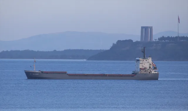 Çanakkale Boğazı’nda yangın çıkan kuru yük gemisi demir bölgesinde bekletiliyor Çanakkale Boğazı’nda yangın çıkan kuru yük gemisi demir bölgesinde bekletiliyor