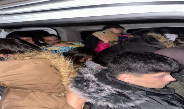 Çanakkale’de 8 düzensiz göçmen ve 1 göçmen kaçakçılığı şüphelisi yakalandı Çanakkale’de 8 düzensiz göçmen ve 1 göçmen kaçakçılığı şüphelisi yakalandı