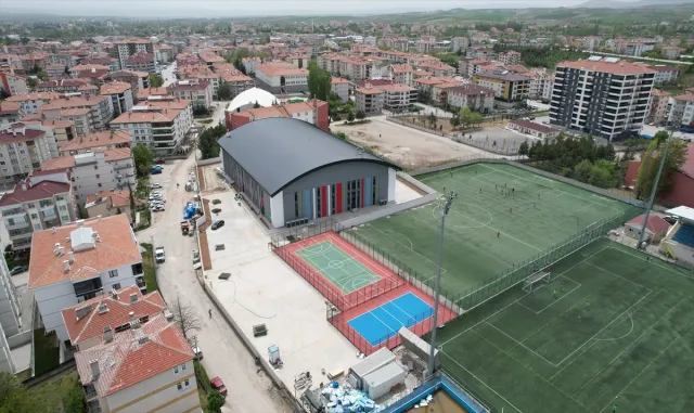 Çubuk Kaymakamı Keleş ile Belediye Başkanı Demirbaş spor salonu inşaatını gezdi Çubuk Kaymakamı Keleş ile Belediye Başkanı Demirbaş spor salonu inşaatını gezdi