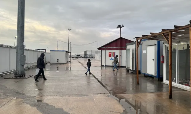 Deprem bölgesinde bayram namazı kılındı Deprem bölgesinde bayram namazı kılındı