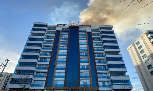 Diyarbakır’da bir binanın çatısında yangın çıktı Diyarbakır’da bir binanın çatısında yangın çıktı