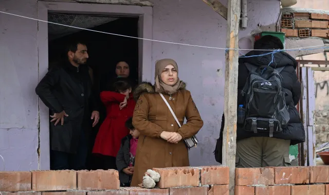 Edirne’de devamsız öğrencilerin ev ziyareti sırasında mahalledeki düzensiz göçmenler yakalandı Edirne’de devamsız öğrencilerin ev ziyareti sırasında mahalledeki düzensiz göçmenler yakalandı