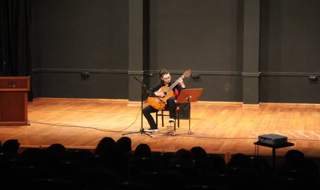Eskişehir’de Güzel Sanatlar Lisesi öğrencileri Gitar Şenliği’nde buluştu Eskişehir’de Güzel Sanatlar Lisesi öğrencileri Gitar Şenliği’nde buluştu