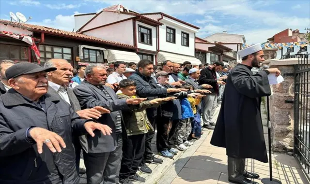 Güdül’de vatandaşlar yağmur duasına çıktı Güdül’de vatandaşlar yağmur duasına çıktı