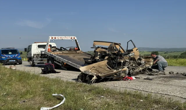 GÜNCELLEME - Balıkesir’de tırla çarpışan otomobildeki 3 kişi öldü GÜNCELLEME - Balıkesir’de tırla çarpışan otomobildeki 3 kişi öldü