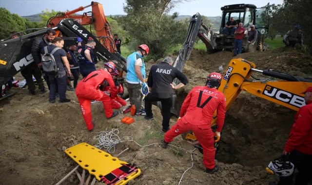 GÜNCELLEME - Çanakkale’de kanal kazısında toprak altında kalan işçilerden biri kurtarıldı GÜNCELLEME - Çanakkale’de kanal kazısında toprak altında kalan işçilerden biri kurtarıldı