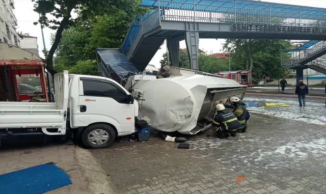 GÜNCELLEME - D-130 kara yolunun Gölcük kesimi, devrilen akaryakıt yüklü tanker nedeniyle ulaşıma kapandı GÜNCELLEME - D-130 kara yolunun Gölcük kesimi, devrilen akaryakıt yüklü tanker nedeniyle ulaşıma kapandı